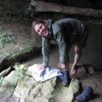 Nicole in der Waipu Höhle beim Füße waschen